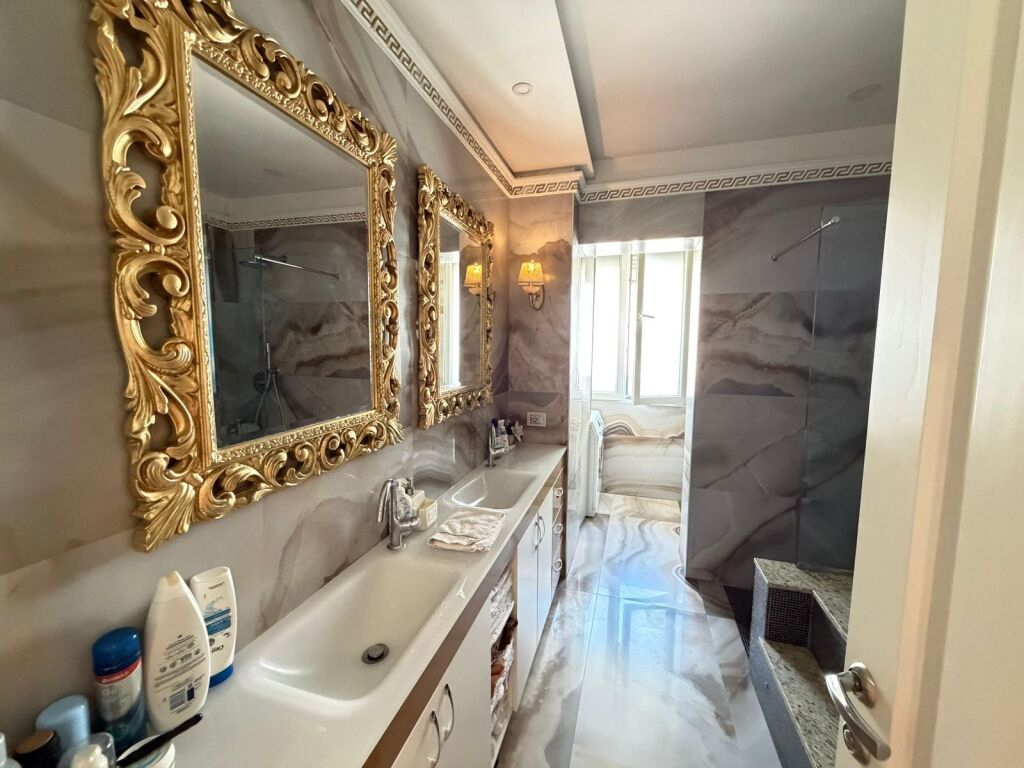 SHITET APARTAMENT 3+1+2+GARAZH NE KOMUNEN E PARISIT