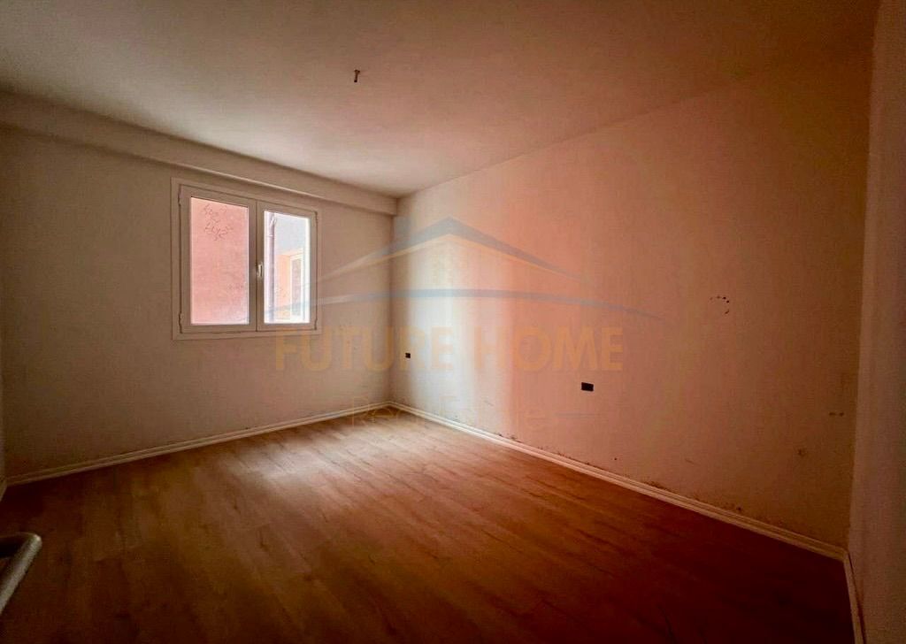 Shitet Apartament 1+1, Yzberisht