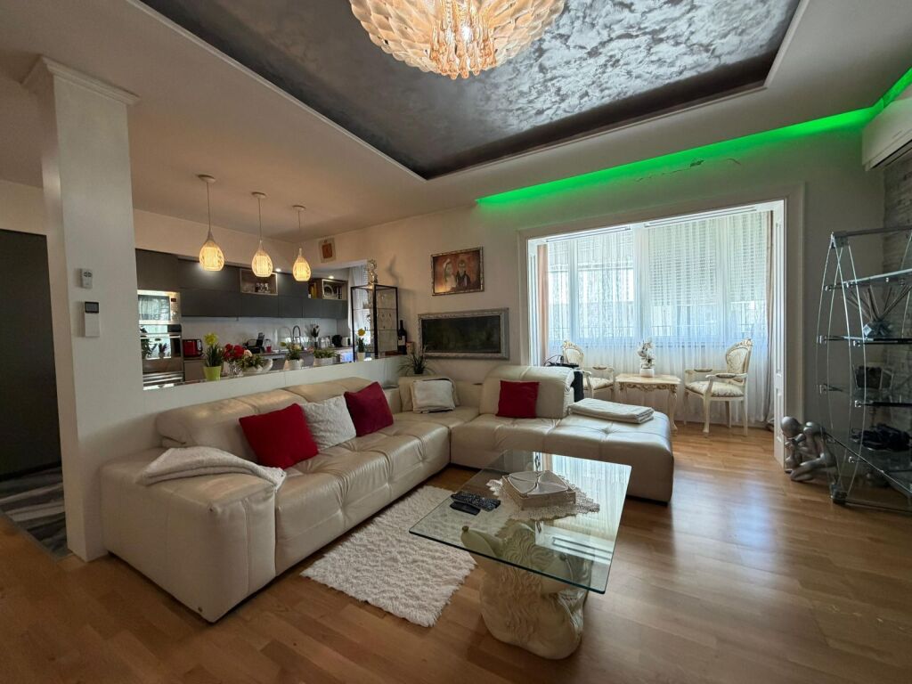 SHITET APARTAMENT 3+1+2+GARAZH NE KOMUNEN E PARISIT
