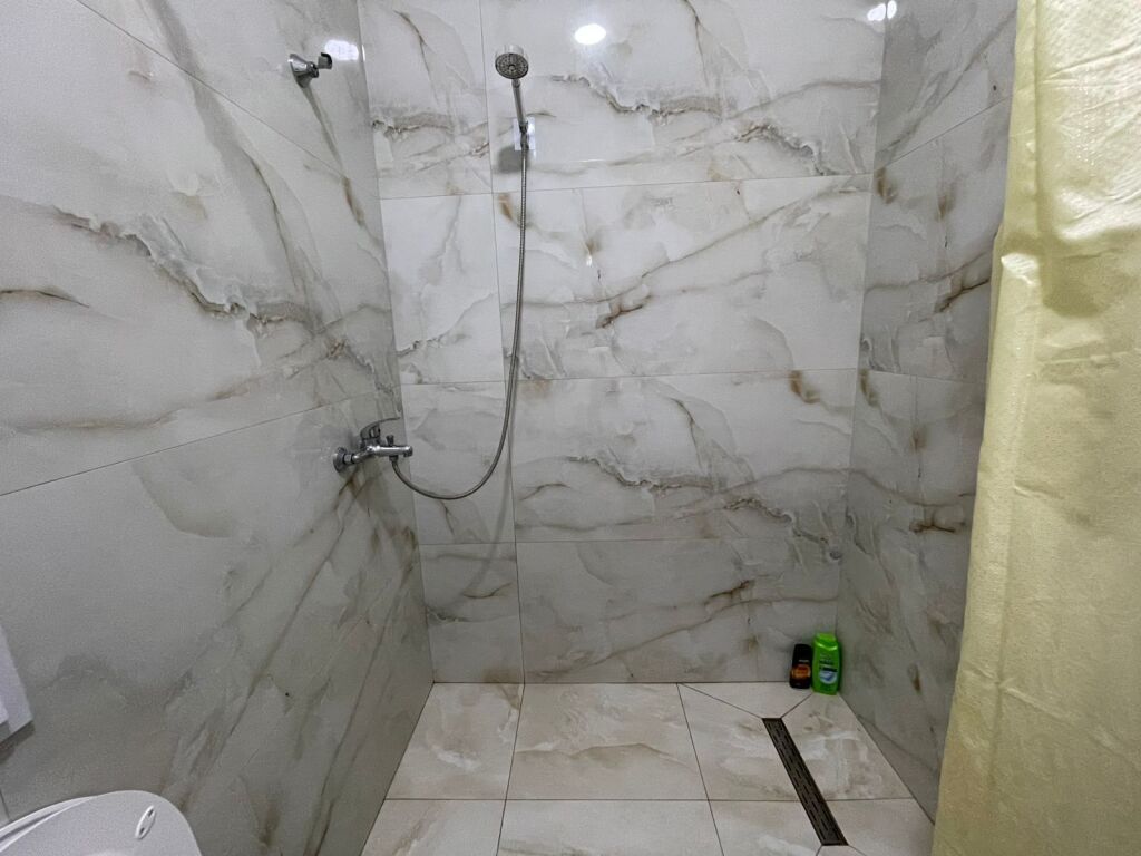 Jepet me qira 2+1 prane Hotel Marinaj Astir 500€