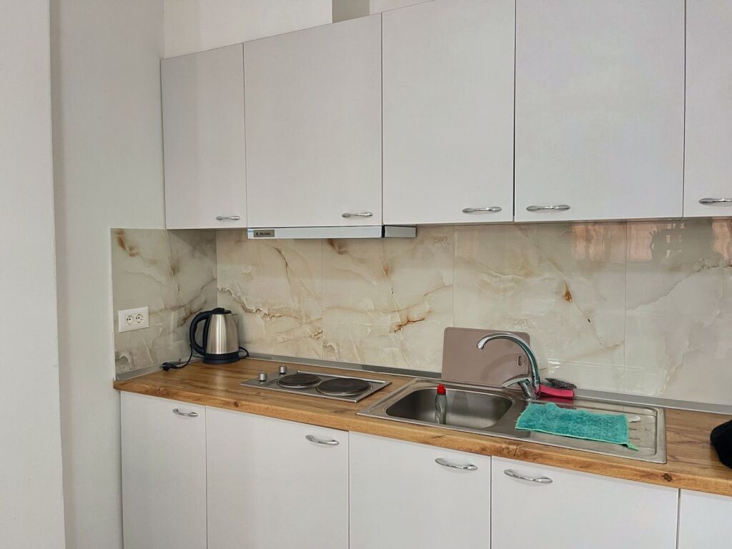 Jepet me qira 2+1 prane Hotel Marinaj Astir 500€