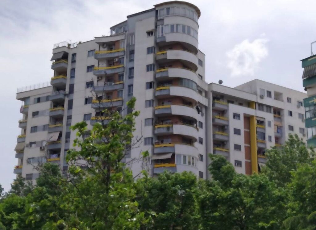 Shitet Apartament 2+1 , Pallati me Shigjeta