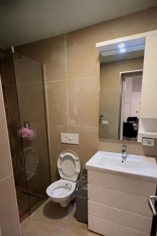 Jepet me qira 1+1 Liqeni i Thate te Radison Hotel 550€