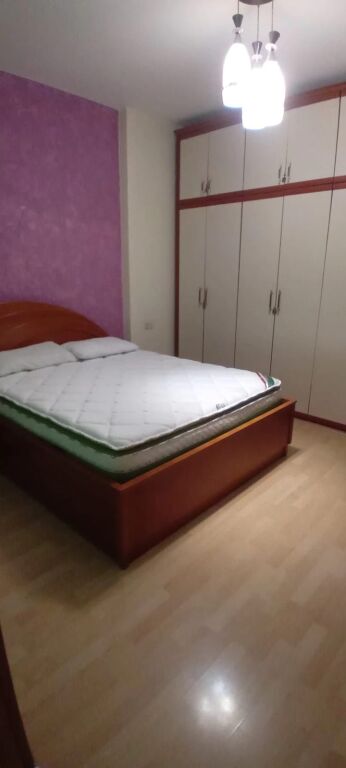 Jepet me qira 2+1+2 Zogu i Zi 600 mije leke