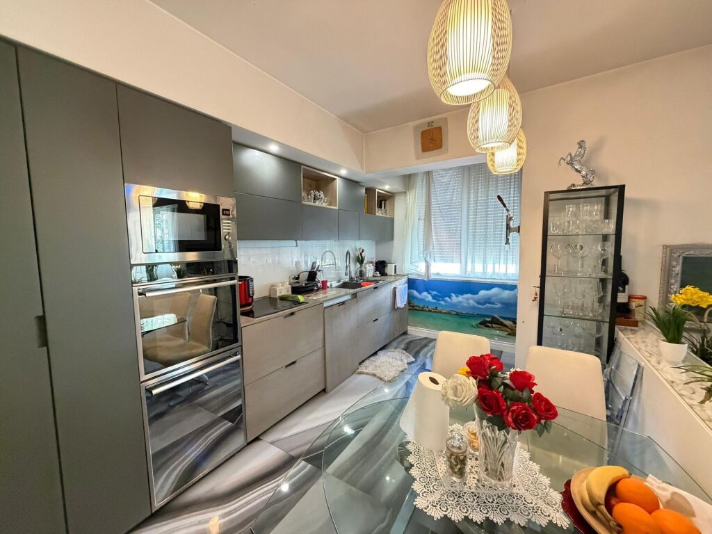 SHITET APARTAMENT 3+1+2+GARAZH NE KOMUNEN E PARISIT