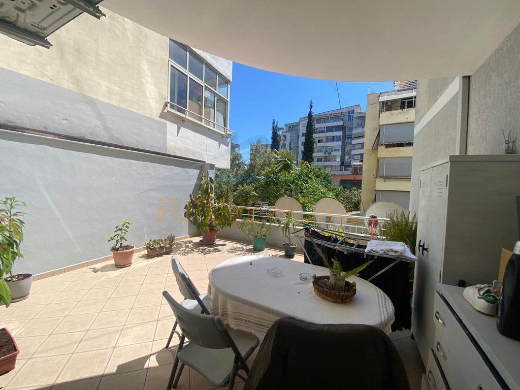 Shitet, Apartament 2+1+Verandë (I konvertuar), Fresku,