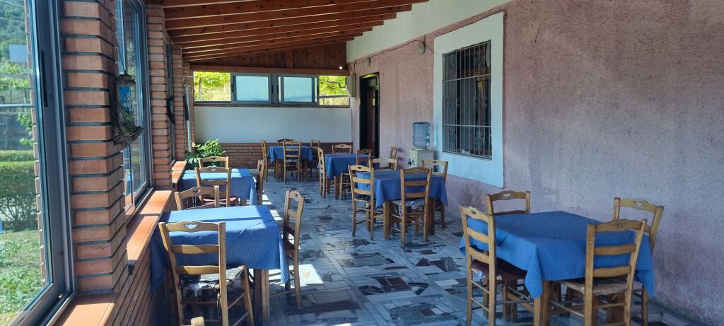Ofrohet për shitje Bar-Kafe në rrugën nacionale Berat–Lushnjë, në fshatin Syzes, buzë rrugës kryesore.