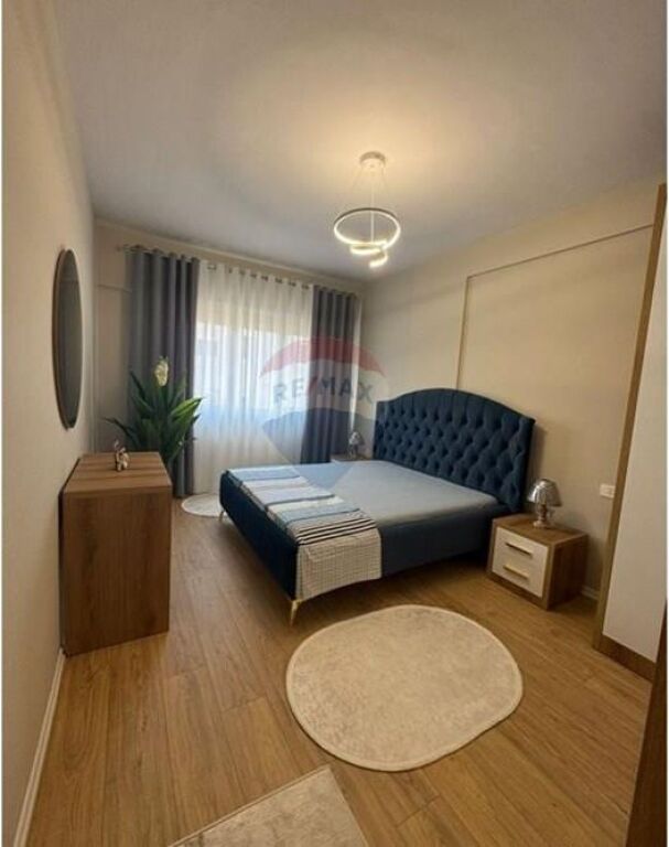 Apartament me qira, Qendra Kristal