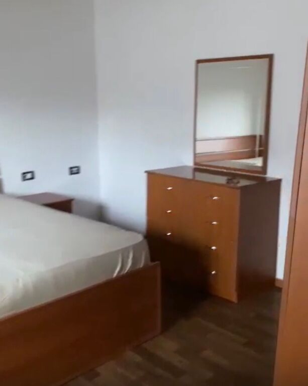 Jepet me qira apartament 1+1 (shtepi private) tek Rruga e Elbasanit!