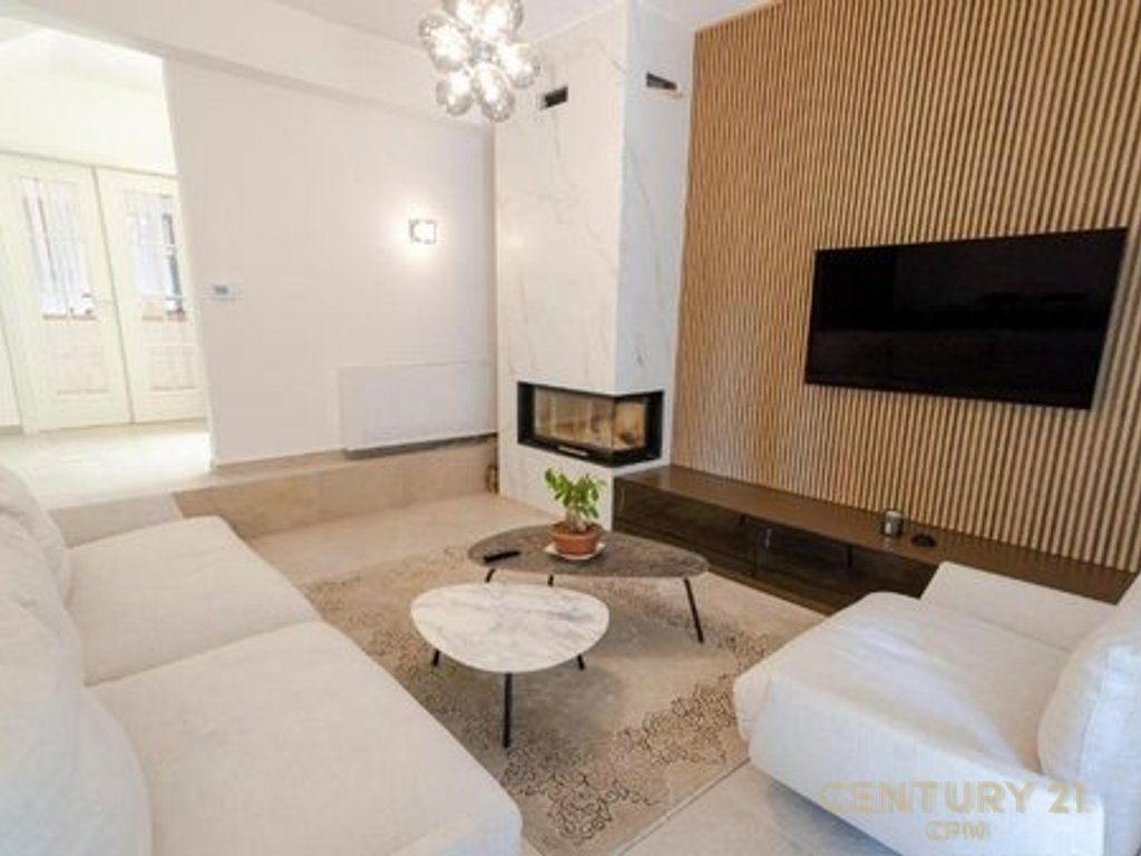 Jepet me qira Vile Luksoze Me Pishine, Rezidenca Porta e Gjelber 2,800 € Sip. Totale  380m2  Sip. e brendshme  255m2