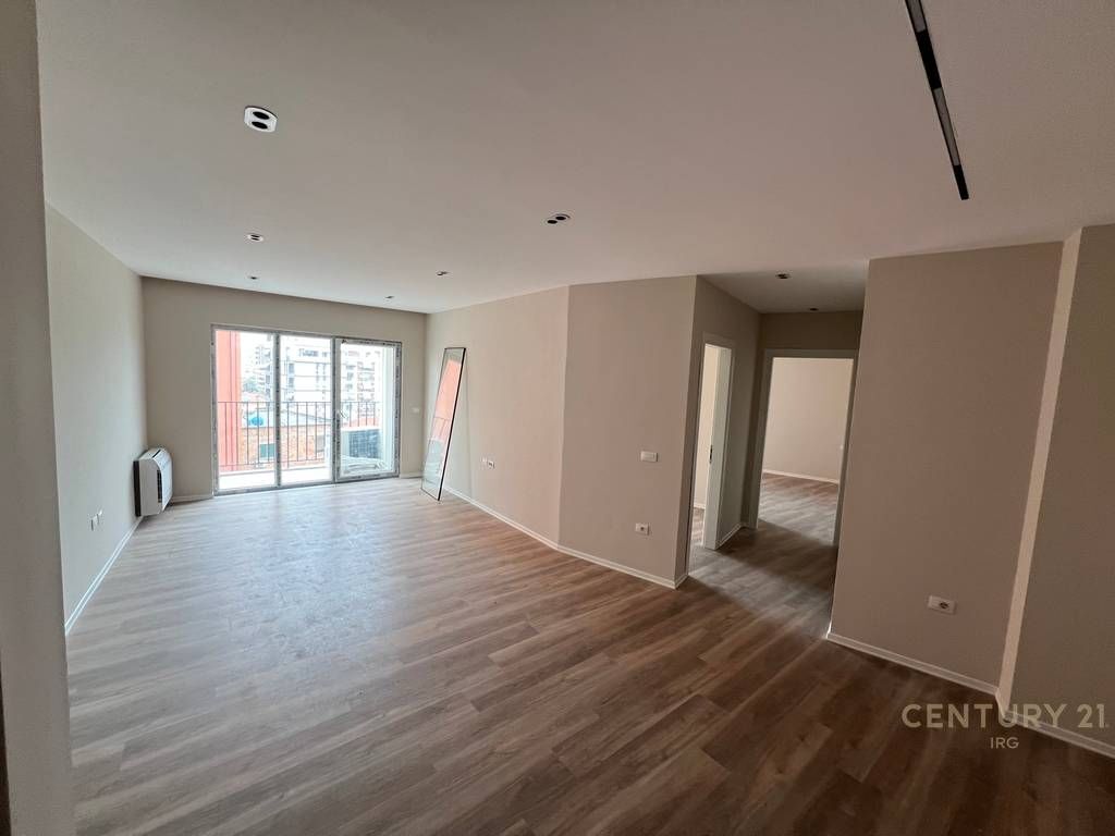 Shitet Apartament 2+1+2 prane Shkolles se Kuqe