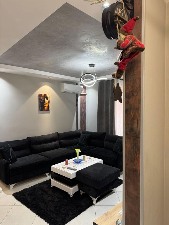 Jepet me qera 3+1  apartament, kopshti botanik.