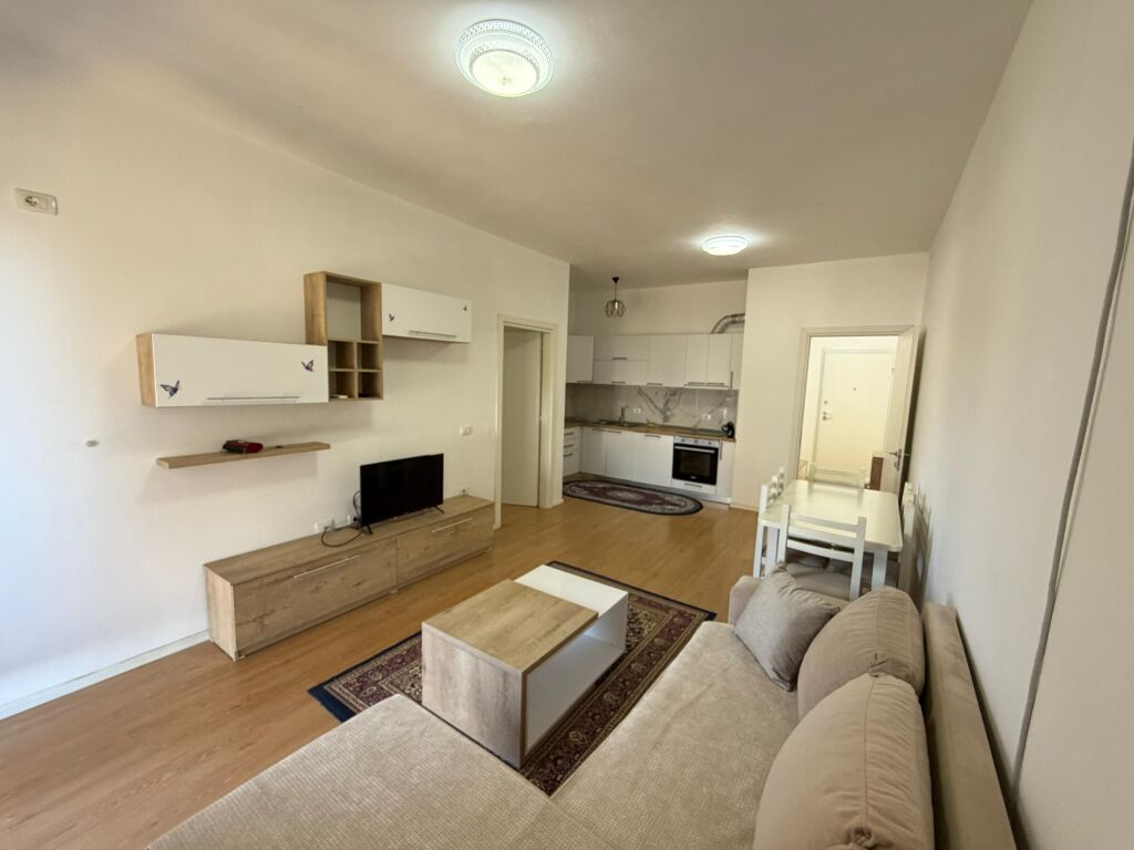 Appartamento 1+1 in affitto a 5 Maji  L'appartamento si trova in un edificio nuovo, con condizioni moderne e alta qualità costruttiva.  * Superficie: 70 m² * Piano: 2 * Organizzazione: 1 camera da letto + soggiorno con cucina * Arredamento: completamente nuovo, mai abitato prima  💰 Prezzo: 55.000 lek/mese