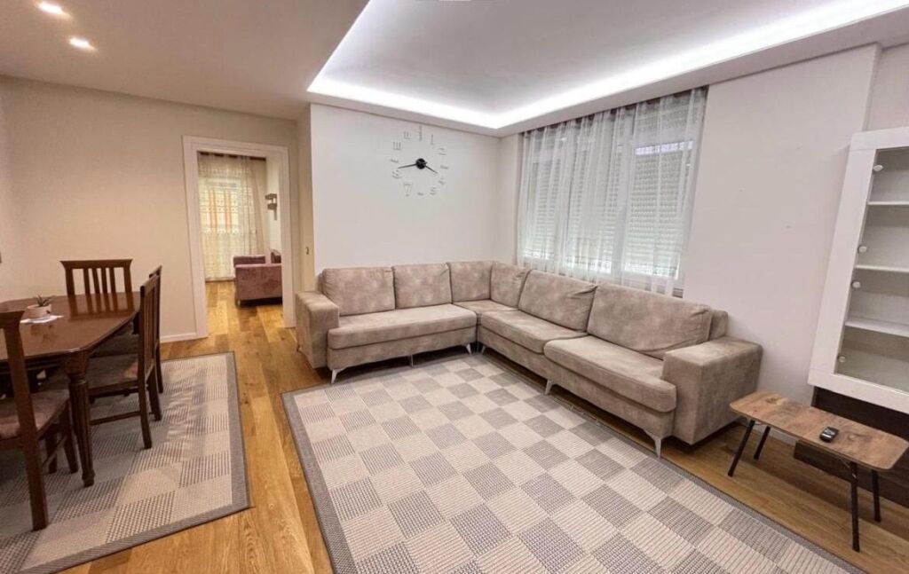Apartament 3+1 per qira tek Shkolla e Kuqe.