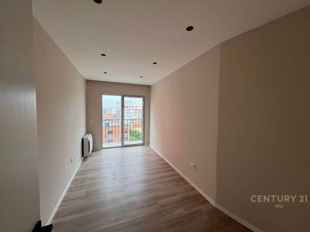 Shitet Apartament 2+1+2 prane Shkolles se Kuqe