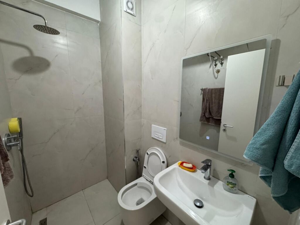 🏡 Jepet me qira apartament 1+1 📍 Ali Demi – Kompleksi Kadiu💰 Çmimi: 40,000 lekë/muaj