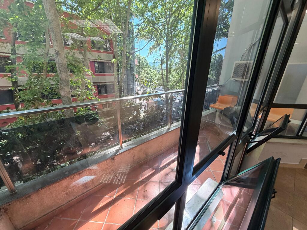 🏢 Office space Open Space for rent, suitable for any type of activity 📍 “Papa Gjon Pali II” Street, near RTSH (above Bar-Cafe Rosini)  📐 Area: 120 m² 🏢 2nd Floor  ✨ Open space, functional and easily organizable 📍 Highly demanded and strategic area in Tirana  💶 Price: 1,450€ / month
