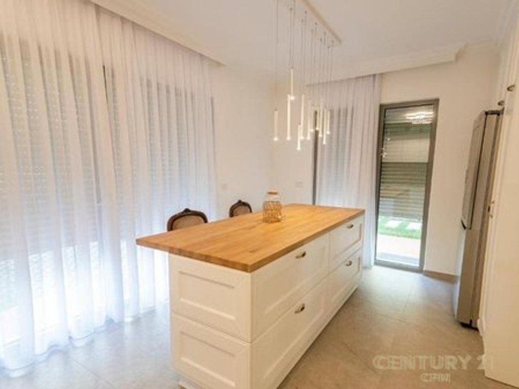 Jepet me qira Vile Luksoze Me Pishine, Rezidenca Porta e Gjelber 2,800 € Sip. Totale  380m2  Sip. e brendshme  255m2