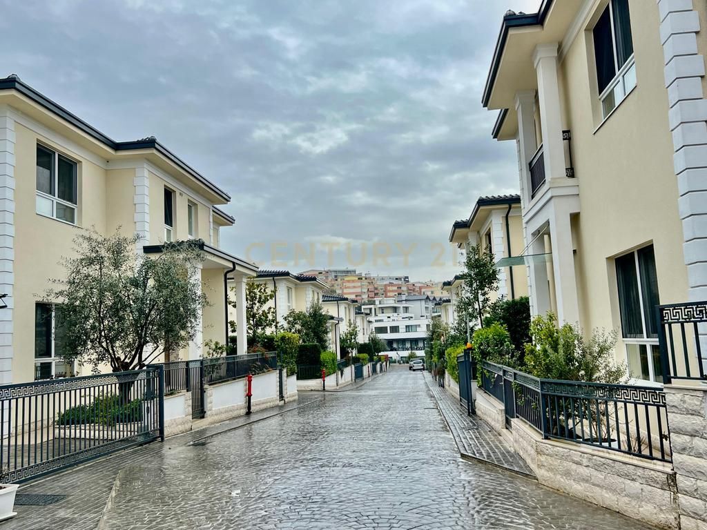 VENDESI, VILLA MODERNA INDIVIDUALE 3️⃣ PIANI con CORTILE, LAGO ASCIUTTO‼️ 1.650.000 €