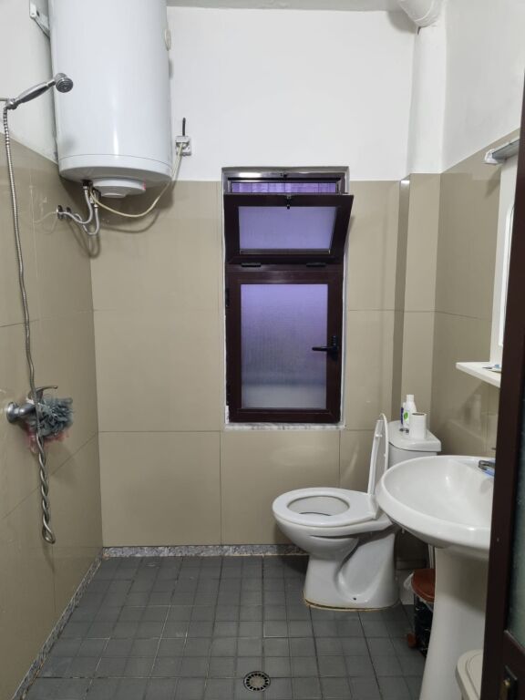 🏡 Jepet me qira apartament 1+1📍 Përballë Ministrisë së Mbrojtjes 🏫 50 m nga shkolla “Ramazan Jarani”💰 Çmimi: 35,000 lekë/muaj