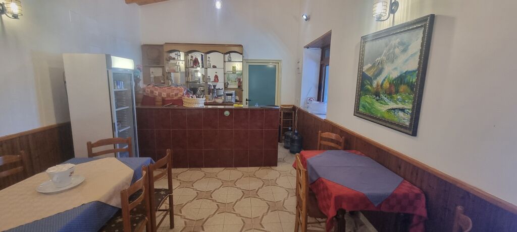 Ofrohet për shitje Bar-Kafe në rrugën nacionale Berat–Lushnjë, në fshatin Syzes, buzë rrugës kryesore.