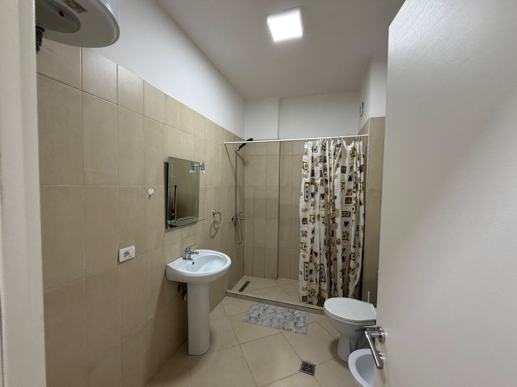 Appartamento 1+1 in affitto a 5 Maji  L'appartamento si trova in un edificio nuovo, con condizioni moderne e alta qualità costruttiva.  * Superficie: 70 m² * Piano: 2 * Organizzazione: 1 camera da letto + soggiorno con cucina * Arredamento: completamente nuovo, mai abitato prima  💰 Prezzo: 55.000 lek/mese