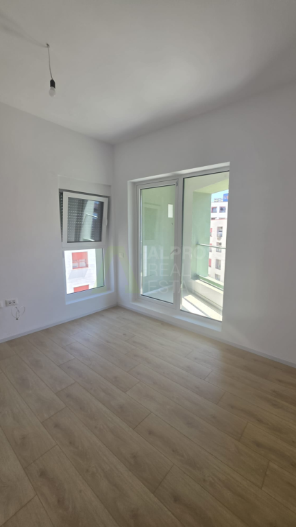 jepet me qera apartament 2+1, 400 mije leke,kati 6, kontakti, ali demi