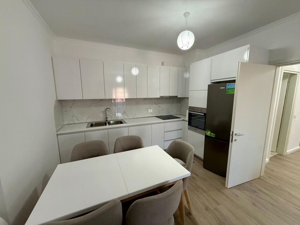 📣 AFFITTO Appartamento 2+1+2 con Parcheggio 📍 Oasis Residence, Astir ✨  🏢 Nuova Costruzione  🪜 Piano 5 / 6 (Con Ascensore)  🛋️ Arredato con Condizioni Moderne ✅ Mai Abitato Prima  💶 Prezzo 70.000 Leke/Mese