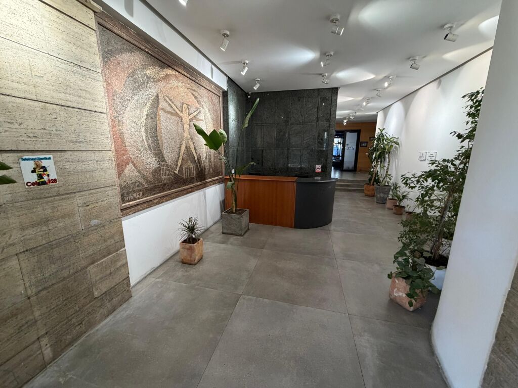 🏢 Office space Open Space for rent, suitable for any type of activity 📍 “Papa Gjon Pali II” Street, near RTSH (above Bar-Cafe Rosini)  📐 Area: 120 m² 🏢 2nd Floor  ✨ Open space, functional and easily organizable 📍 Highly demanded and strategic area in Tirana  💶 Price: 1,450€ / month