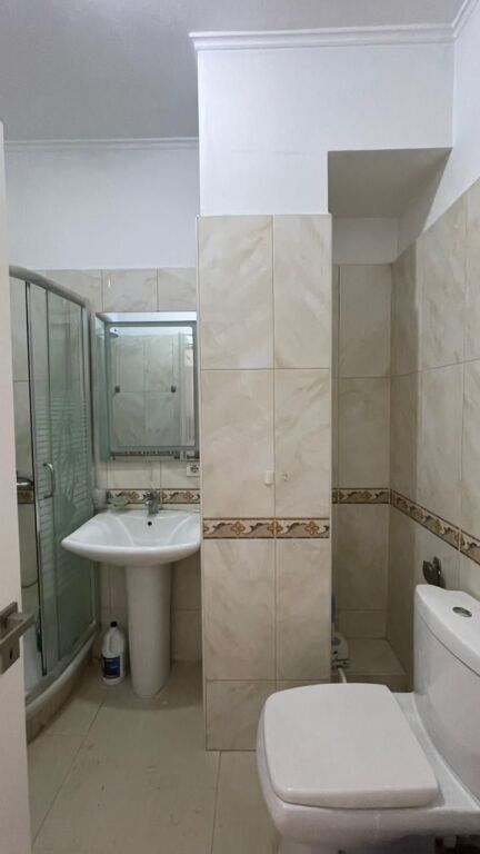 Ne zonen e Rruges se Kavajes,prane Eco Market jepet me qera apartament 1+1,i mobiluar 800Euro (Bruto)
