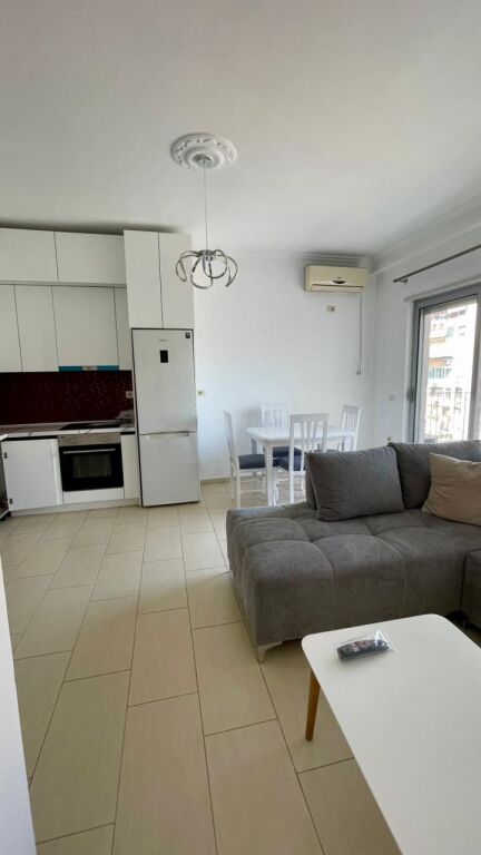 Ne zonen e Rruges se Kavajes,prane Eco Market jepet me qera apartament 1+1,i mobiluar 800Euro (Bruto)
