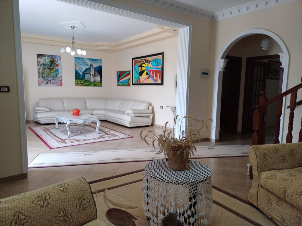 Rent | Vilë 4 + 1 | Fier | 2500 €/month