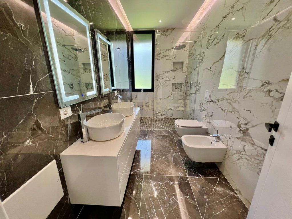 AFFITTO, VILLA MODERNA INDIVIDUALE con CORTILE &amp; VISTA, LAGO ASCIUTTO‼️ 3.500 € /Mese Sup. Totale  800m2
