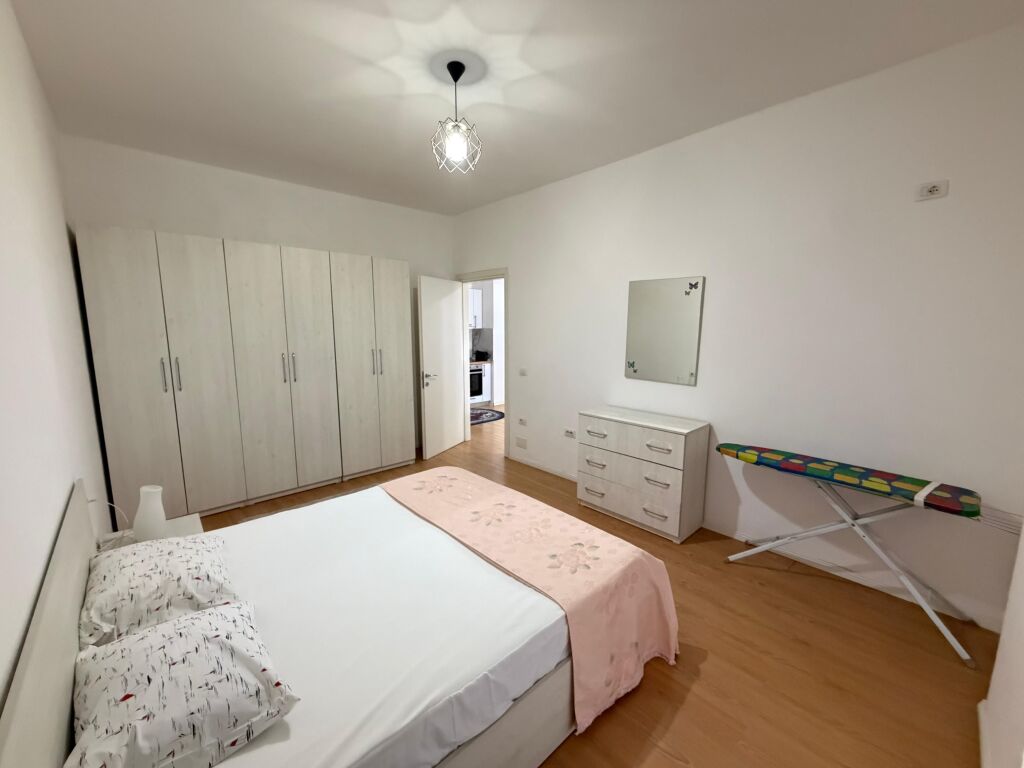 Appartamento 1+1 in affitto a 5 Maji  L'appartamento si trova in un edificio nuovo, con condizioni moderne e alta qualità costruttiva.  * Superficie: 70 m² * Piano: 2 * Organizzazione: 1 camera da letto + soggiorno con cucina * Arredamento: completamente nuovo, mai abitato prima  💰 Prezzo: 55.000 lek/mese