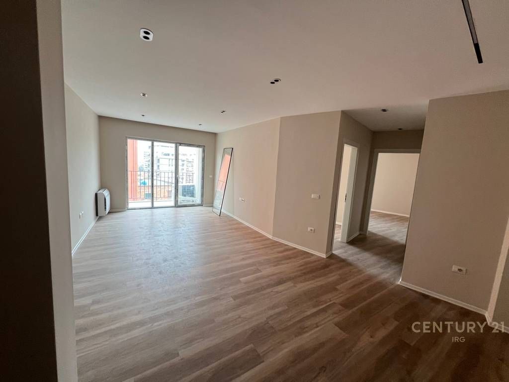 Shitet Apartament 2+1+2 prane Shkolles se Kuqe