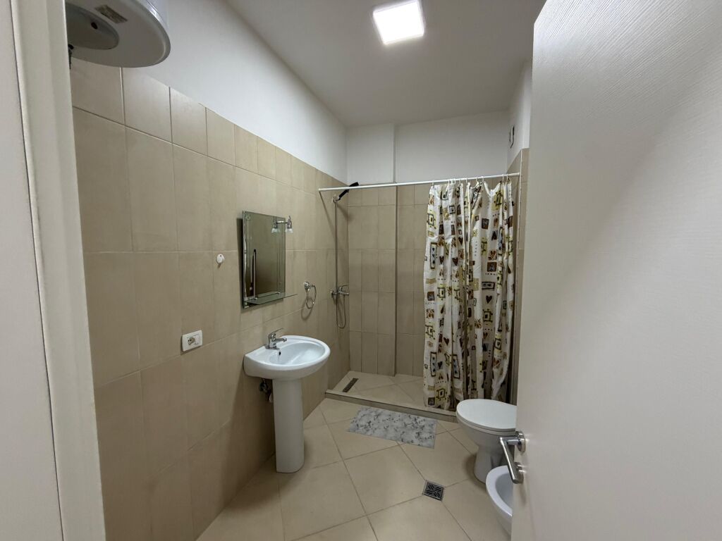 Appartamento 1+1 in affitto a 5 Maji  L'appartamento si trova in un edificio nuovo, con condizioni moderne e alta qualità costruttiva.  * Superficie: 70 m² * Piano: 2 * Organizzazione: 1 camera da letto + soggiorno con cucina * Arredamento: completamente nuovo, mai abitato prima  💰 Prezzo: 55.000 lek/mese
