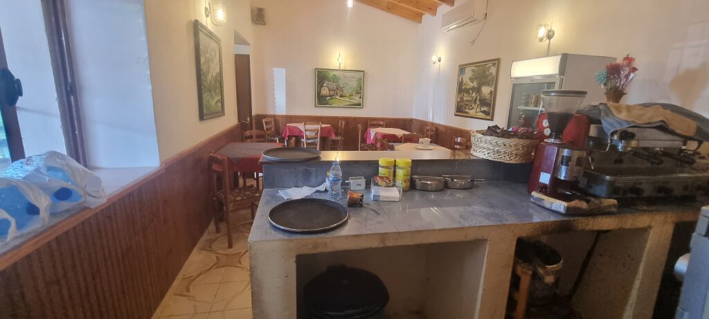 Ofrohet për shitje Bar-Kafe në rrugën nacionale Berat–Lushnjë, në fshatin Syzes, buzë rrugës kryesore.