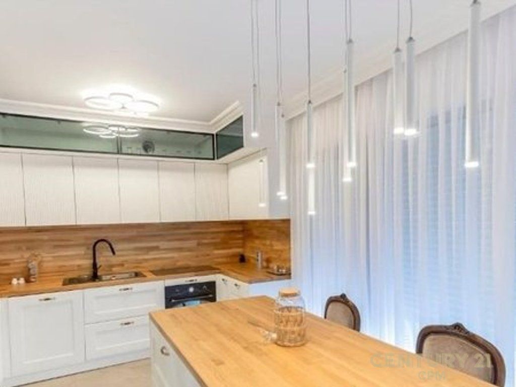 Jepet me qira Vile Luksoze Me Pishine, Rezidenca Porta e Gjelber 2,800 € Sip. Totale  380m2  Sip. e brendshme  255m2