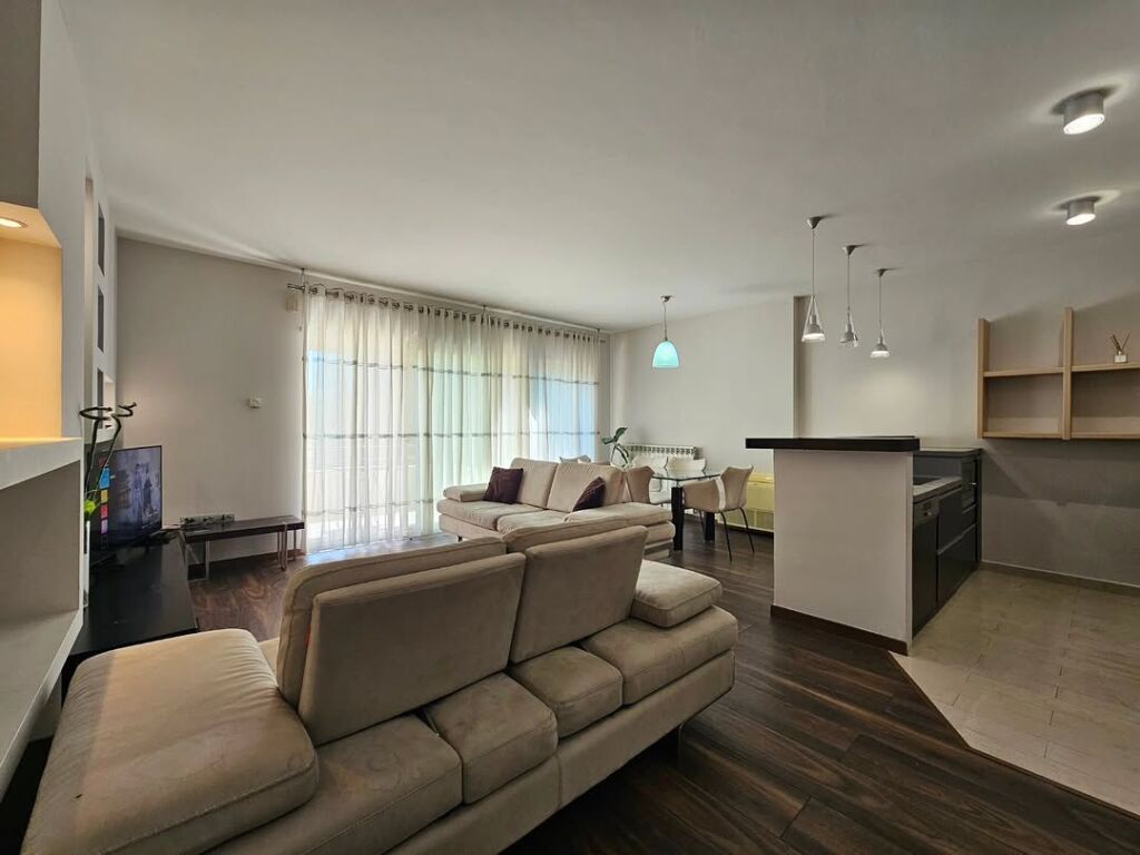 Apartament 2+1+2 për qira me post parkimi!
