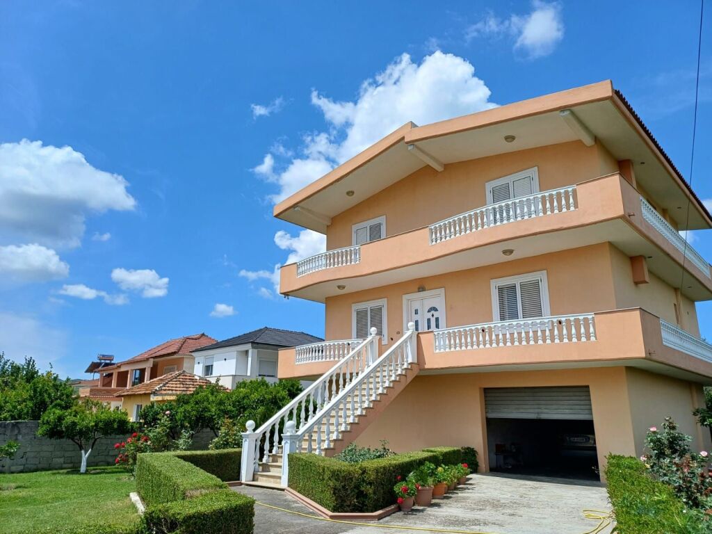 Rent | Vilë 4 + 1 | Fier | 2500 €/month