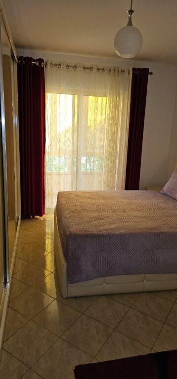 Jepet apartament me qira