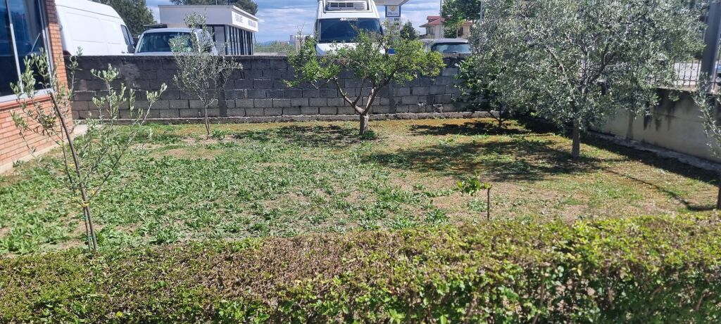 Ofrohet për shitje Bar-Kafe në rrugën nacionale Berat–Lushnjë, në fshatin Syzes, buzë rrugës kryesore.