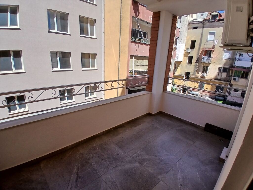 Zyrë me Qera në Ish Bllok - Gati per biznes