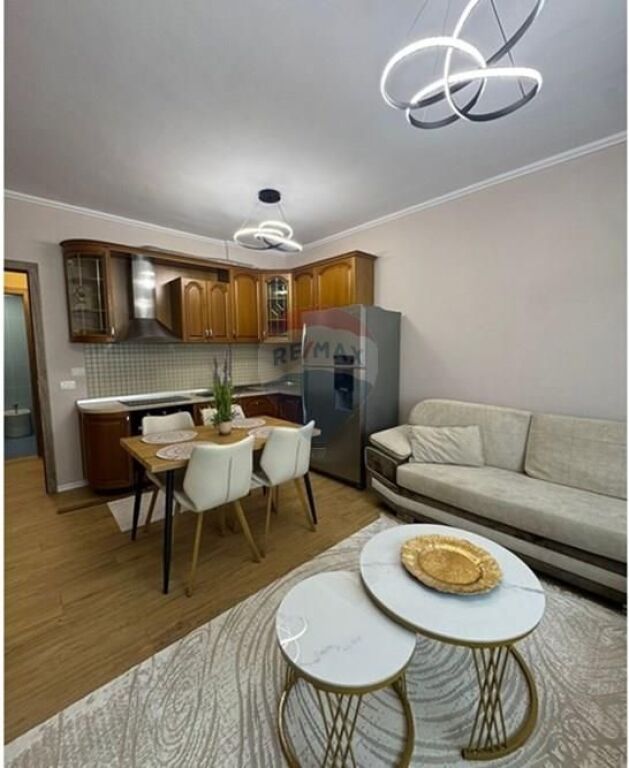 Apartament me qira, Qendra Kristal
