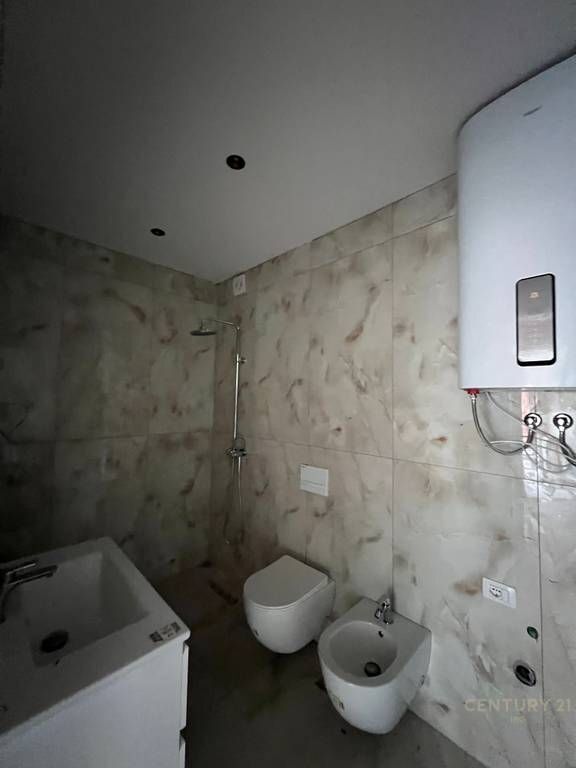 Shitet Apartament 2+1+2 prane Shkolles se Kuqe