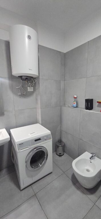 Jepet me qira apartament 1+1+parking tek Univers City