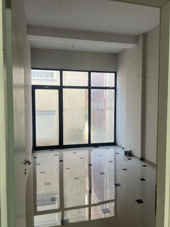 Shop for rent 40,000 lek/month in Astir!