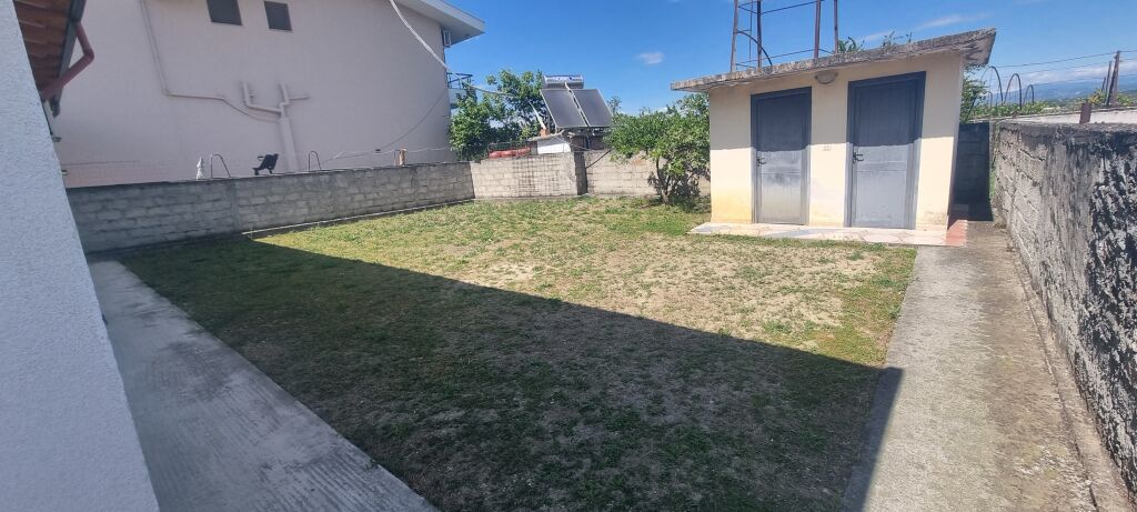 Ofrohet për shitje Bar-Kafe në rrugën nacionale Berat–Lushnjë, në fshatin Syzes, buzë rrugës kryesore.