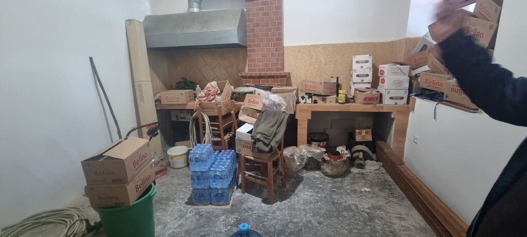 Ofrohet për shitje Bar-Kafe në rrugën nacionale Berat–Lushnjë, në fshatin Syzes, buzë rrugës kryesore.
