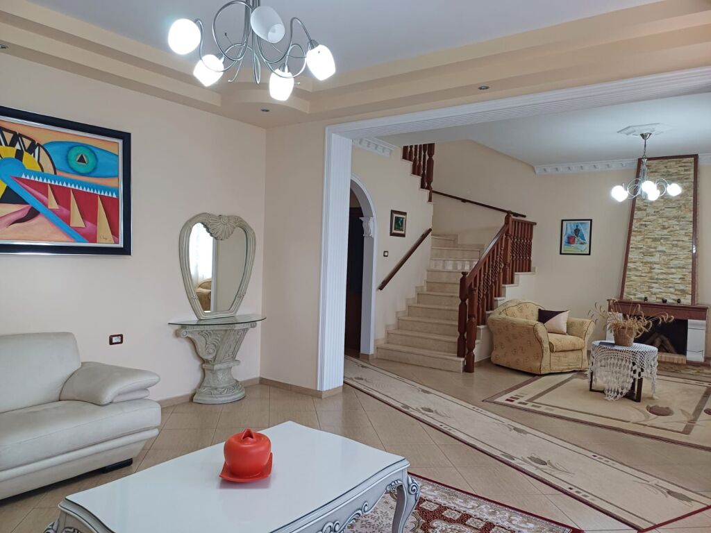 Rent | Vilë 4 + 1 | Fier | 2500 €/month